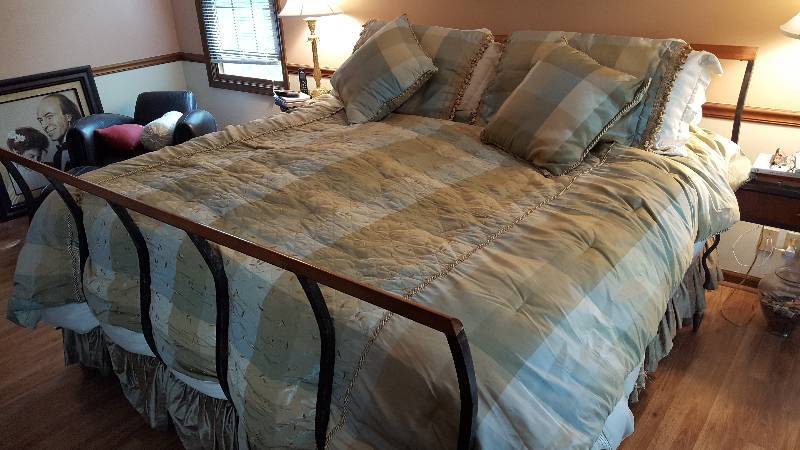 lot 117 image: Queen Bed Comforter Set