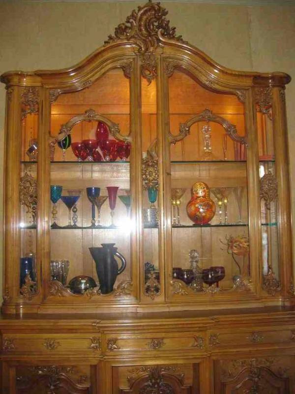 lot 4 image: Antique French Louis XV China Cabinet