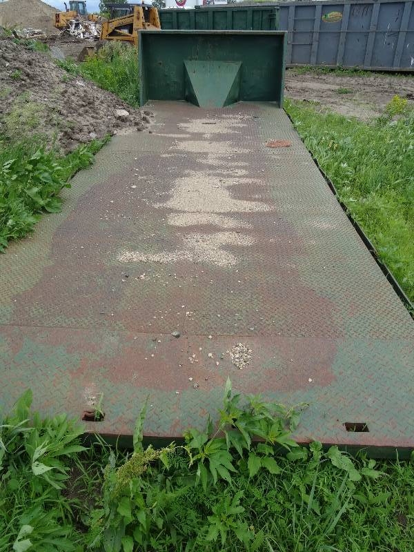 Flat bed roll off