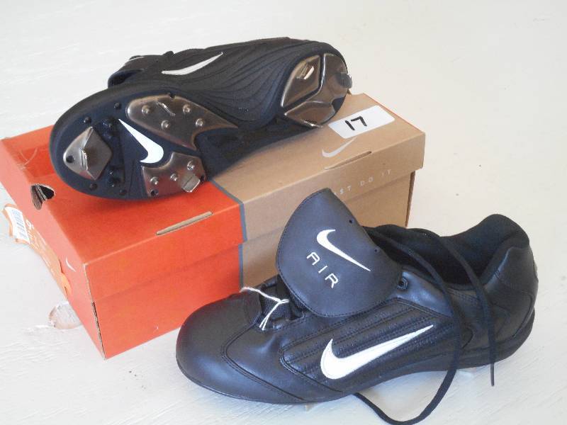 lot 17 image: New Nike Air Slider BaseballSoftba...