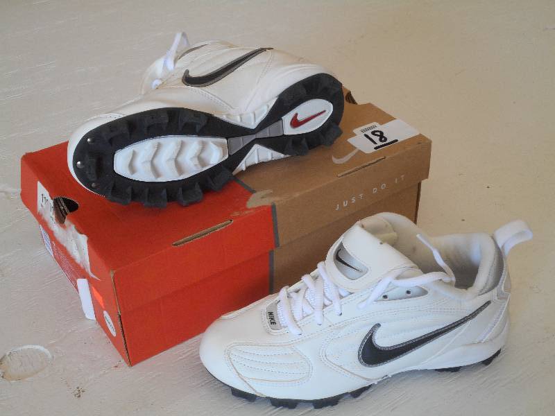 lot 18 image: New Nike Keystone Low BaseballSoft...