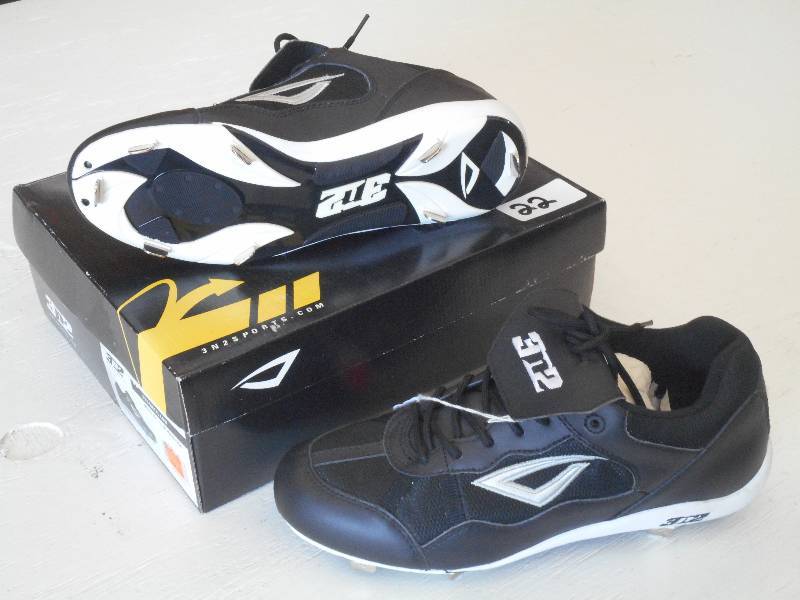 lot 22 image: New 3N2 Sports Pro Low Metal Cleats...
