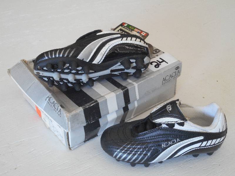 lot 24 image: Acacia Europa Soccer Shoes, Size Yo...