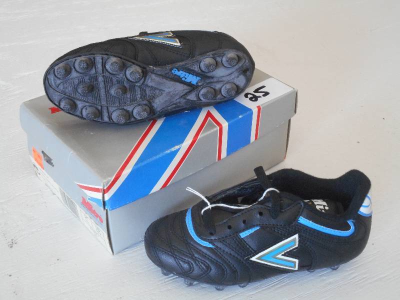 lot 25 image: New Mitre Dominator Soccer Shoes, S...