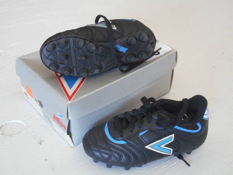 lot 26 image: New Mitre Dominator Soccer Shoes, S...