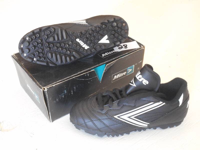 lot 28 image: New Mitre Campione Jr. Soccer Shoes...