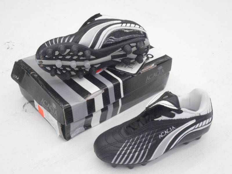 lot 30 image: Acacia Europa Soccer Shoes, Size Yo...