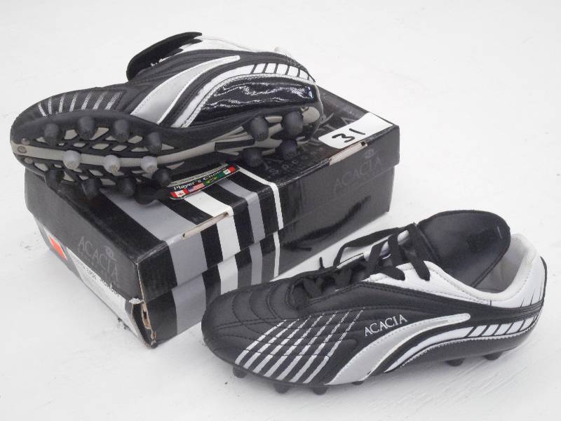 lot 31 image: Acacia Europa Soccer Shoes, Size 3...