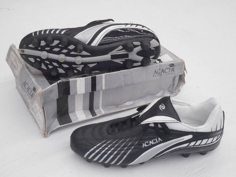 lot 48 image: Acacia Europa Soccer Shoes, Size 9 ...