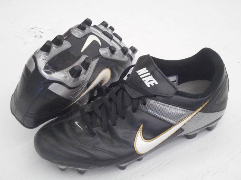 lot 56 image: Nike Hexagel Soccer Shoes, Size 9, ...
