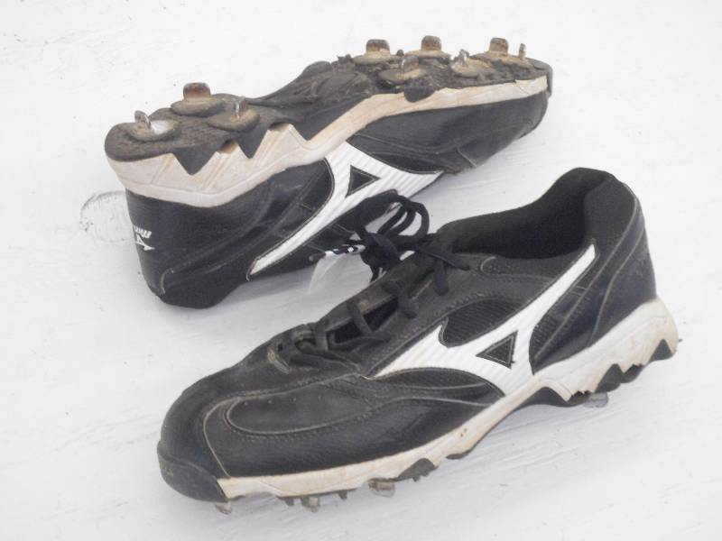 lot 78 image: Mizuno 9-Spike Steel BaseballSoftb...