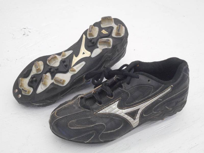 lot 80 image: Mizuno BlackSilver BaseballSoftba...