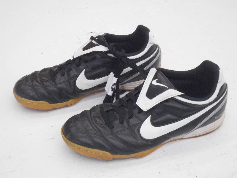lot 90 image: Nike Tiempo Soccer Shoes, Size 8, U...