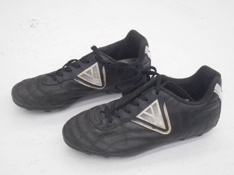 lot 91 image: Vizari BlackWhite Soccer Shoes, Si...