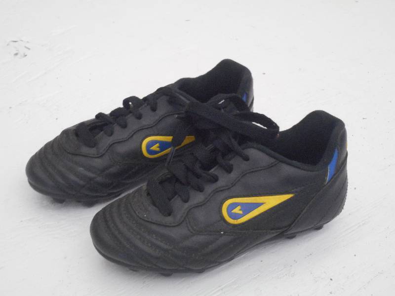 lot 96 image: Mitre BlackYellow Soccer Shoes, Si...