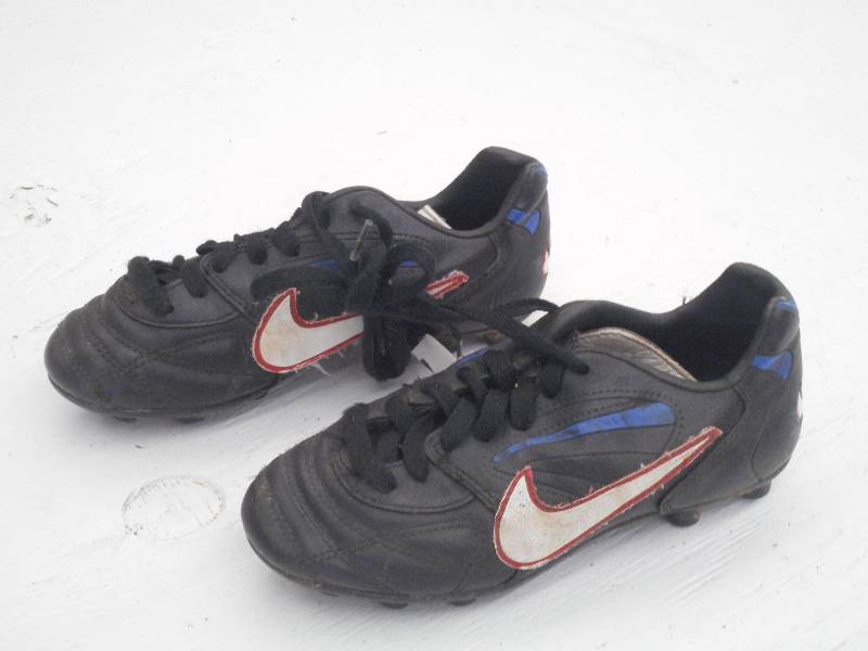 lot 106 image: Nike Tiempo Soccer Shoes, Size 3, U...