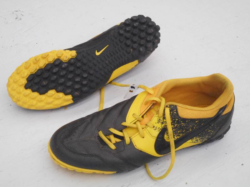 lot 119 image: Nike BlackYellow Running Sport Sho...