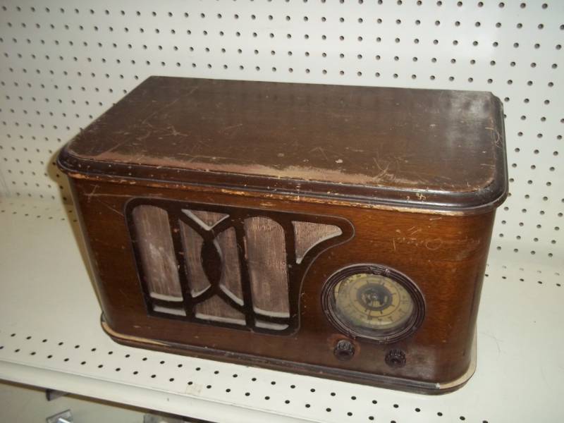 lot 33 image: Vintage Radio