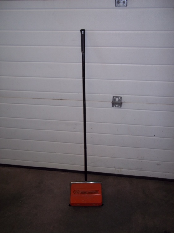 lot 41 image: Vintage Fuller Brush