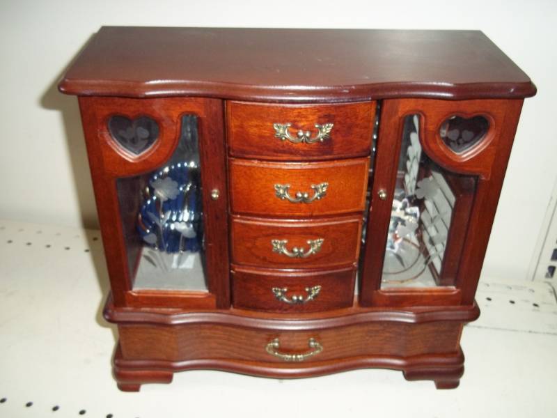 lot 47 image: Jewelry box with jewelry