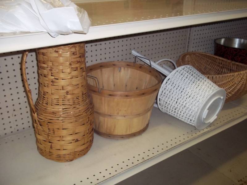 lot 71 image: Wicker baskets  including plant stand