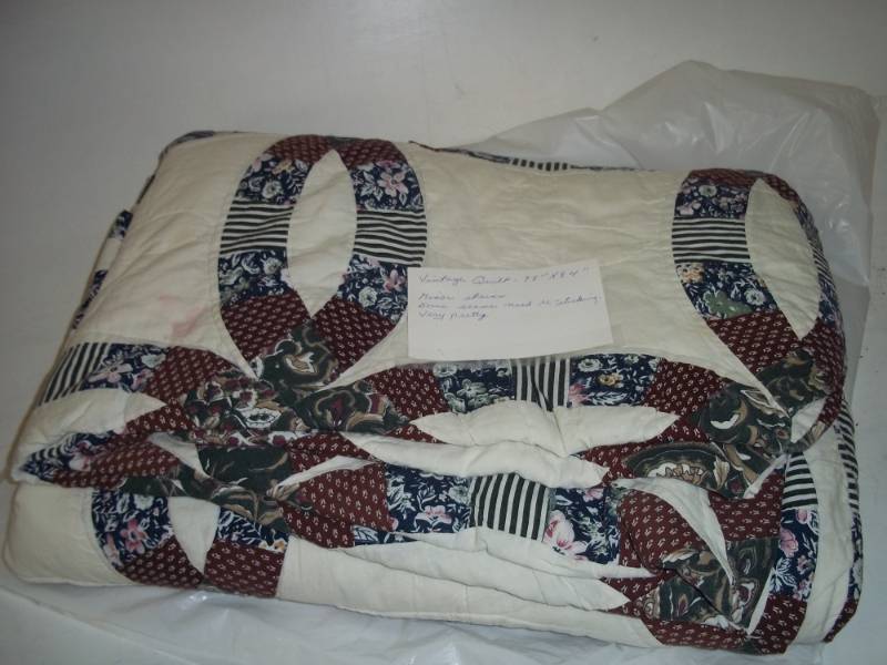 lot 85 image: Vintage Quilt
