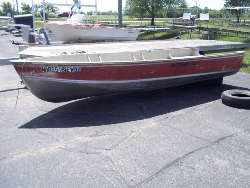 lot 1 image: 16 Lund Aluminum Fishing Boat