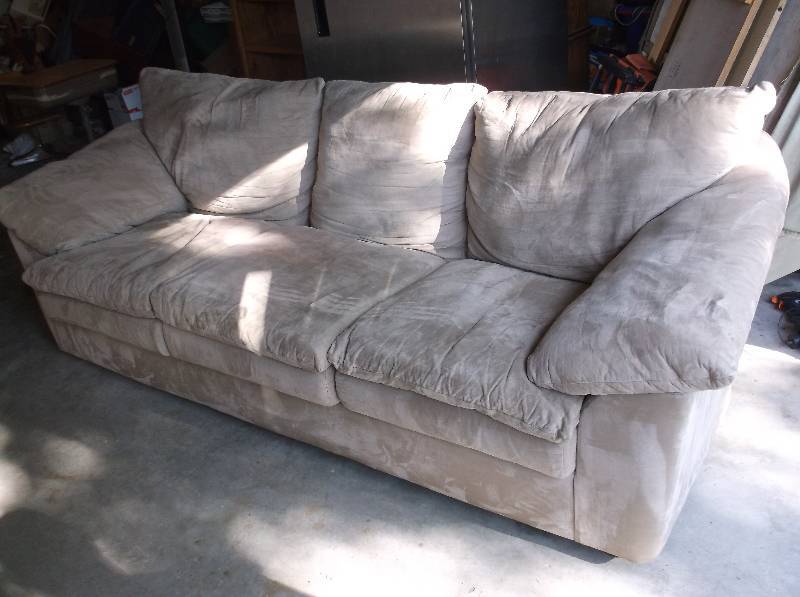 lot 16 image: Sofa