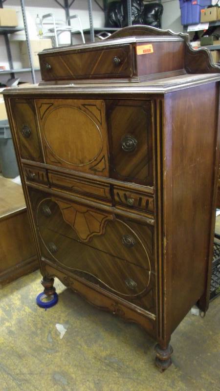 lot 280 image: Antique Dresser