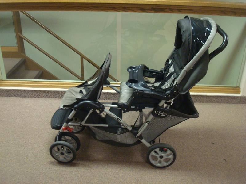 lot 3 image: Graco Dou Glider Double Child Stroller, Used, Some Wear, Marks, No Front Sun Blocker