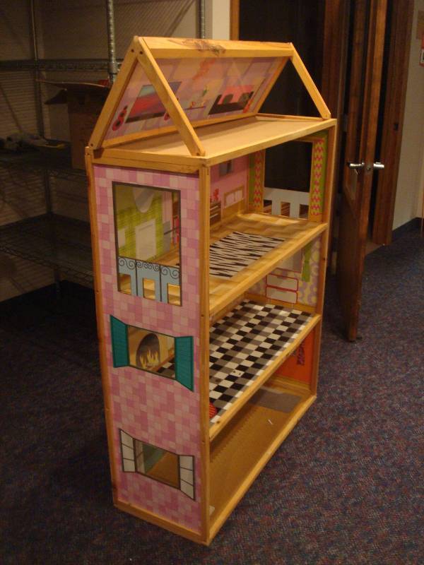 lot 7 image: Large Doll House, Top Piece Is Loose