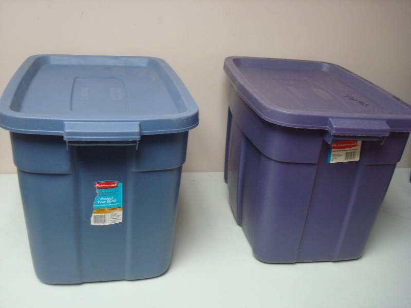 lot 17 image: Pair Of Rubbermaid Blue Storage Bins