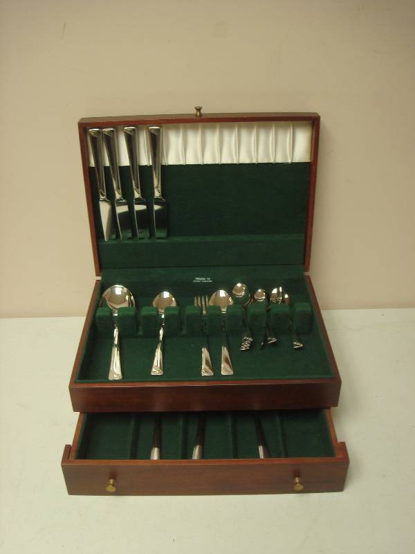 lot 28 image: Oneida Silverware And Box, Not Complete, Has A Few Extra Pieces To The Set That Are Not Pictured