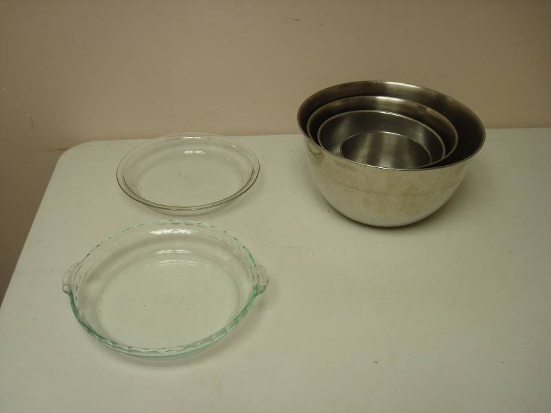 lot 39 image: Mixing Pan, And Pyrex Pie Dishes