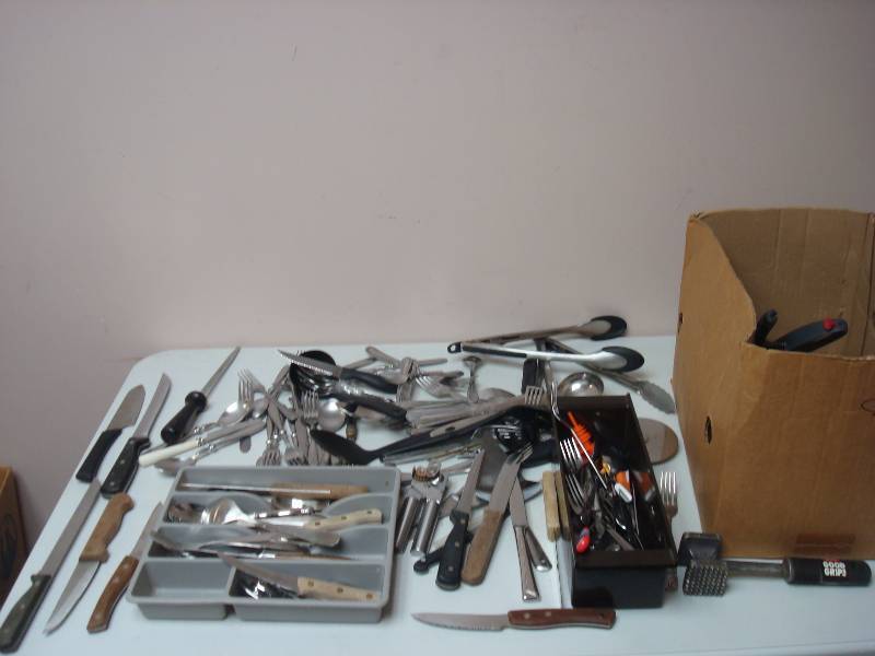 lot 49 image: Hug Lot Of Kitchen Silverware And Knives