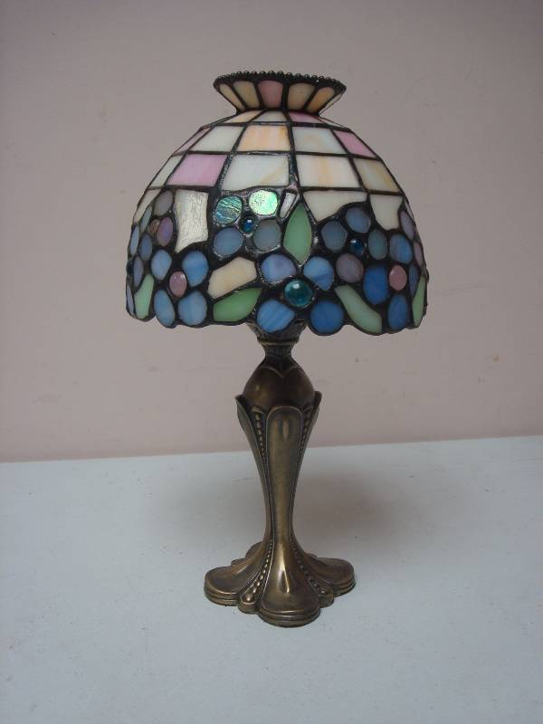 lot 88 image: Tea Lite Stained Glass Lamp