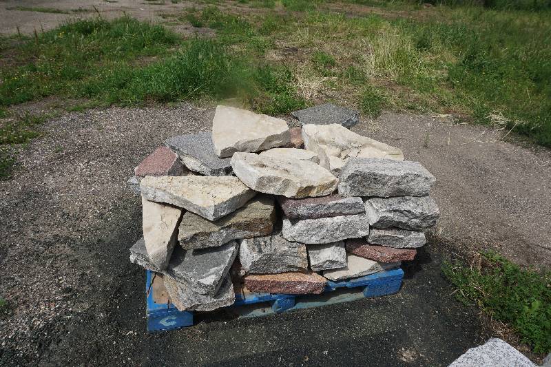1 Pallet of Landscaping Wall Stone In Assorted Shapes and Sizes