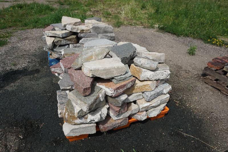 1 Pallet of Landscaping Wall Stone In Assorted Shapes and Sizes