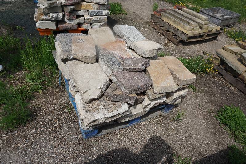 1 Pallet of Landscaping Wall Stone In Assorted Shapes and Sizes