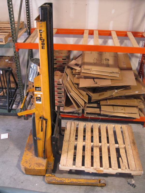 lot 1 image: Big Joe 1524-T11 Manual Straddle St...