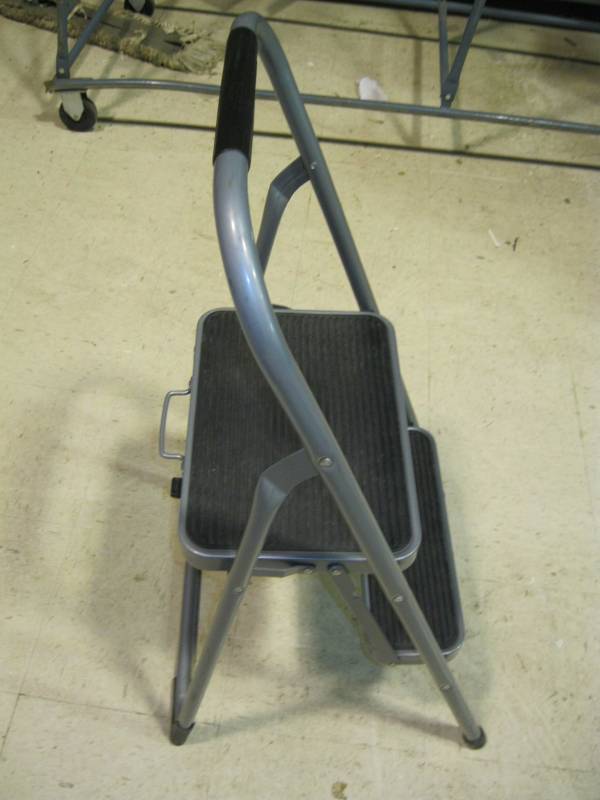 lot 37 image: Easy Reach Gorilla Folding Step Sto...