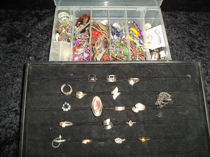 Lot - Misc Jewelry, Rings
