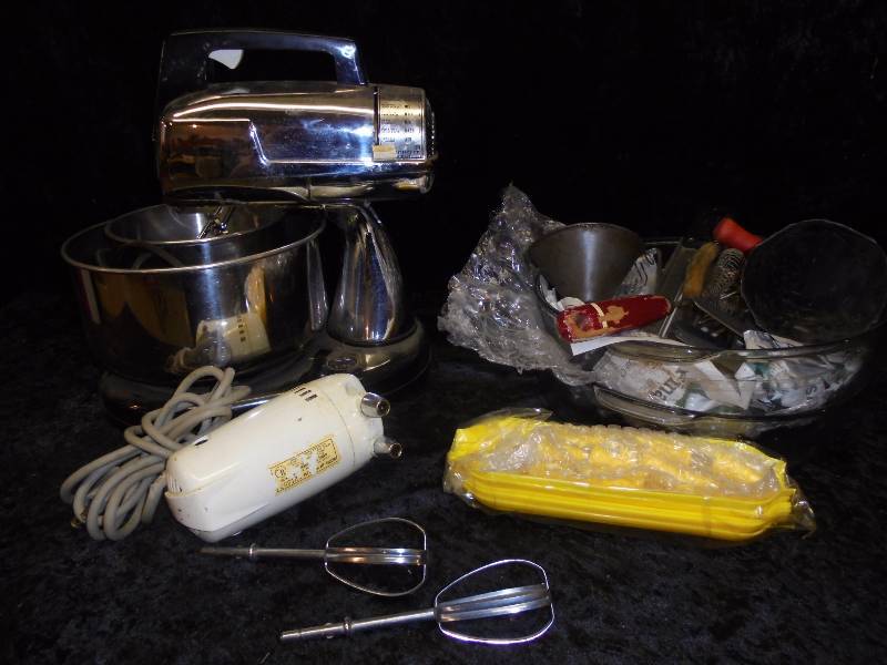 Lot - Misc Vintage Kitchen Items, etc