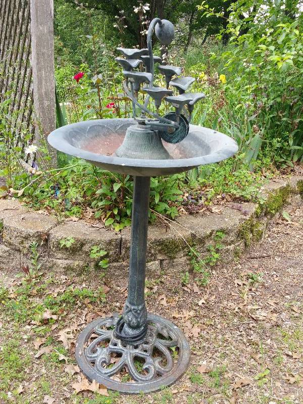 Tulip Bird Bath With Water Pump 