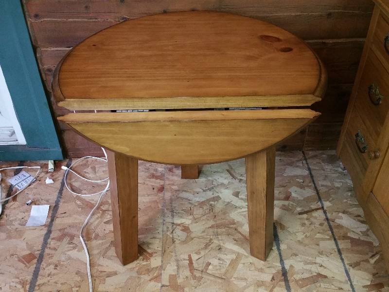 Single Drop Leaf Round Table