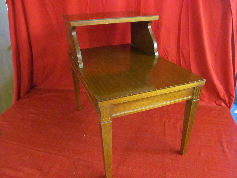 lot 5 image: vintage end table