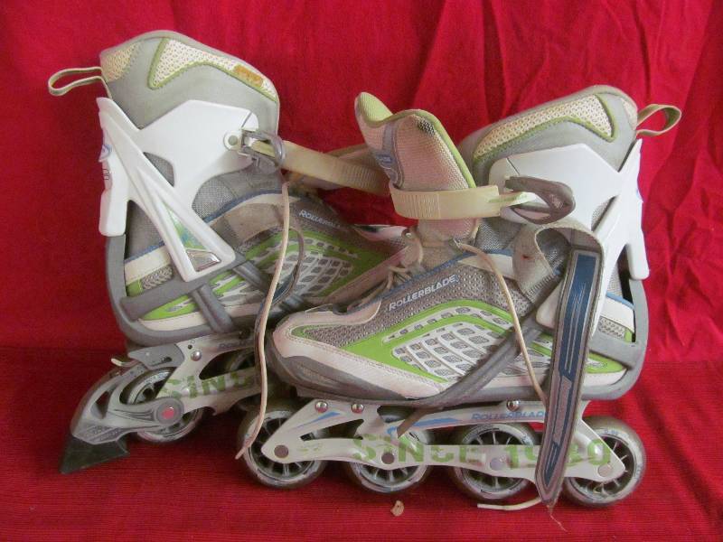 lot 11 image: Wing rollerblades