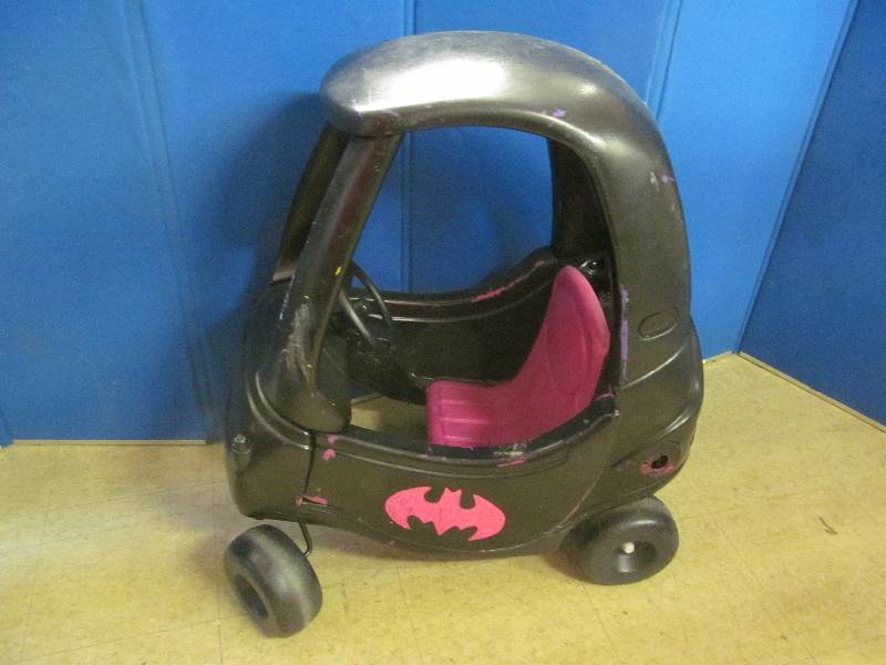 lot 14 image: Little Tikes Cozy coupe