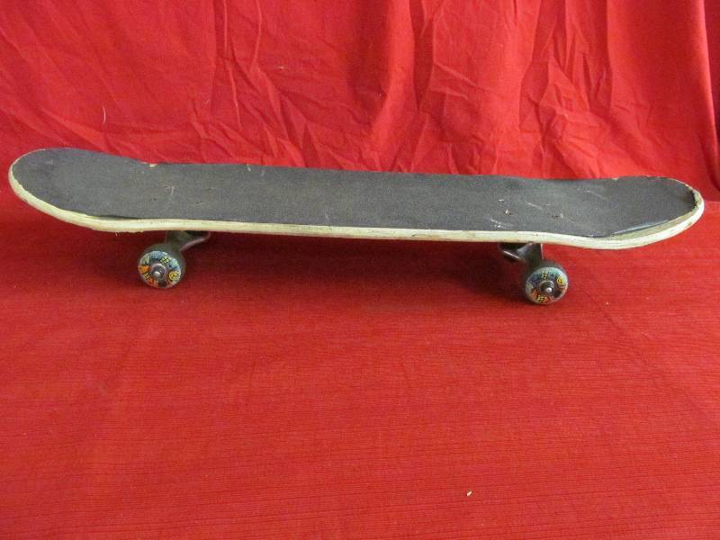 lot 17 image: Kryptonics skate board