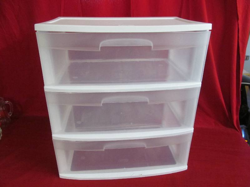 lot 18 image: Sterilite storage container